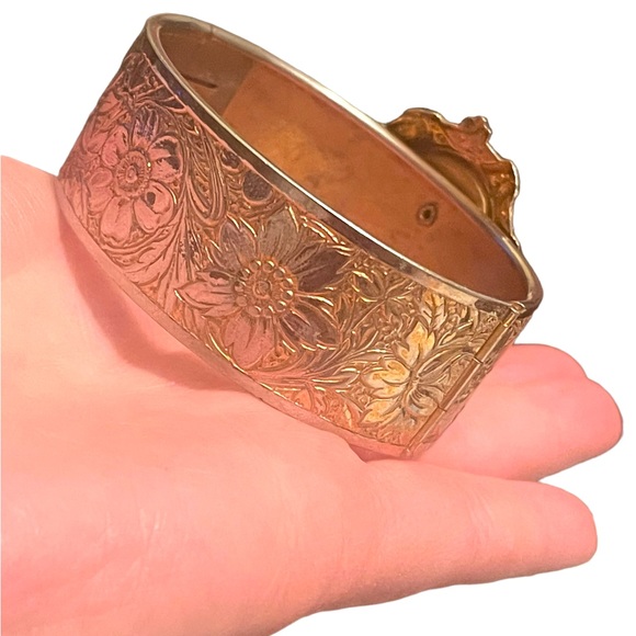 Stunning vintage Gold & silver finish plated flower etched TROJAN Cameo bangle - Picture 8 of 12